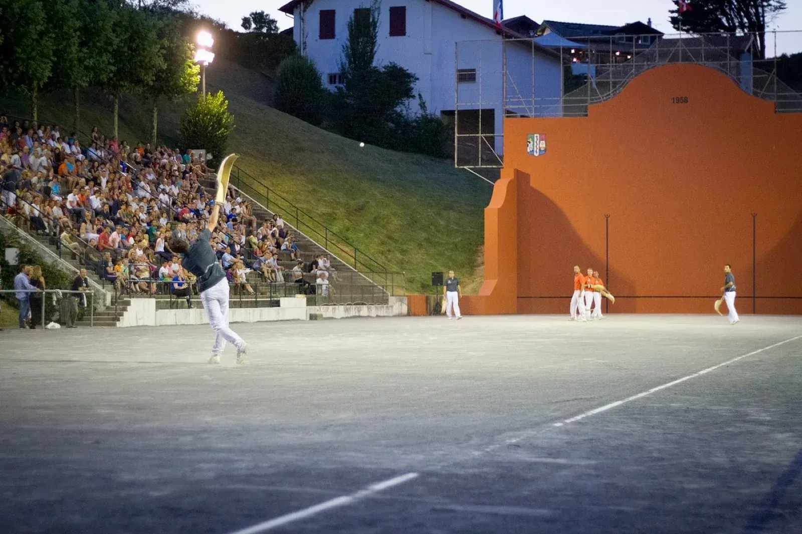 Le grand fronton de Bidart en nocturne pendant une partie de grand chistera