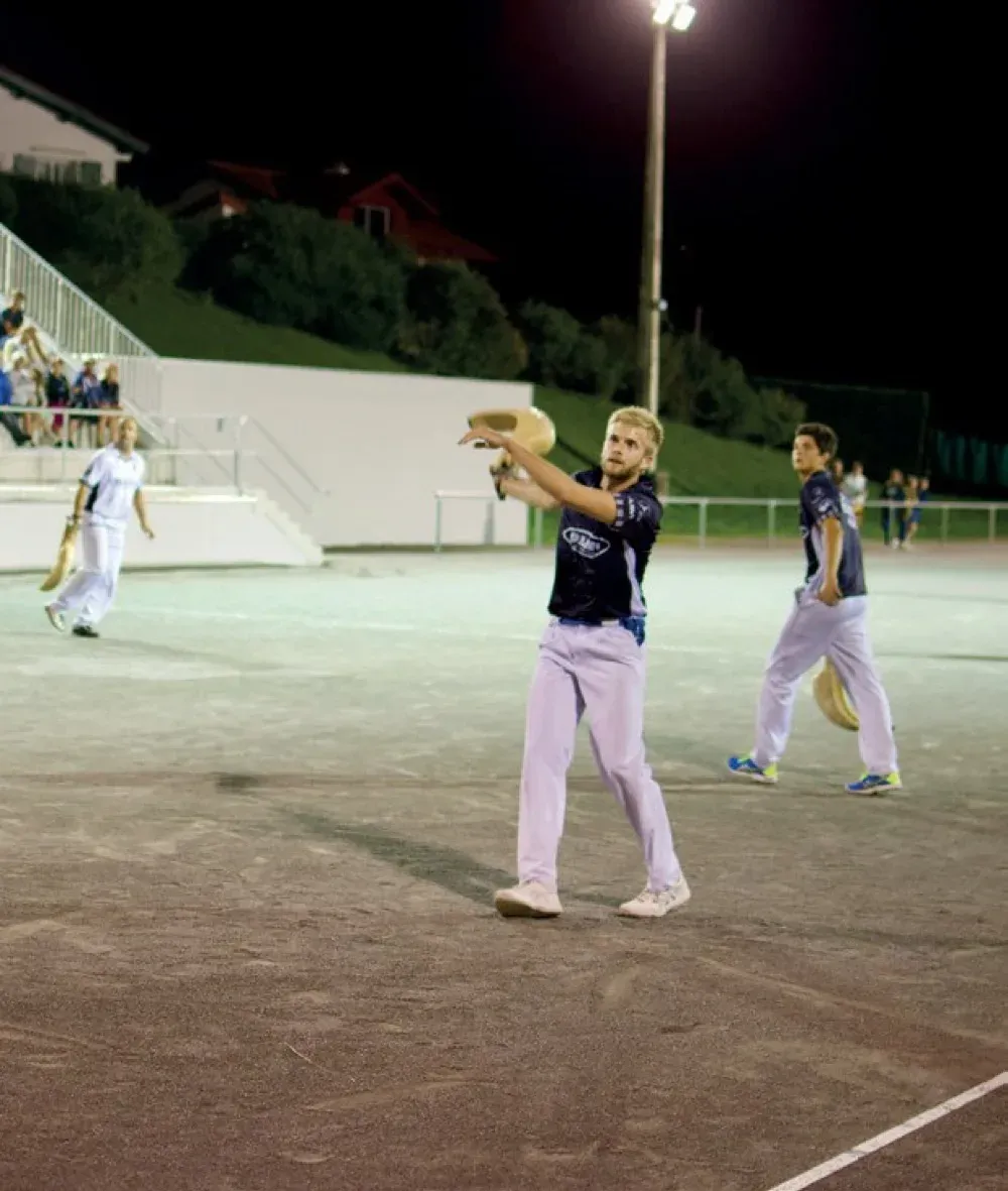 Session d'initiation à la pelote basque au fronton de Bidart